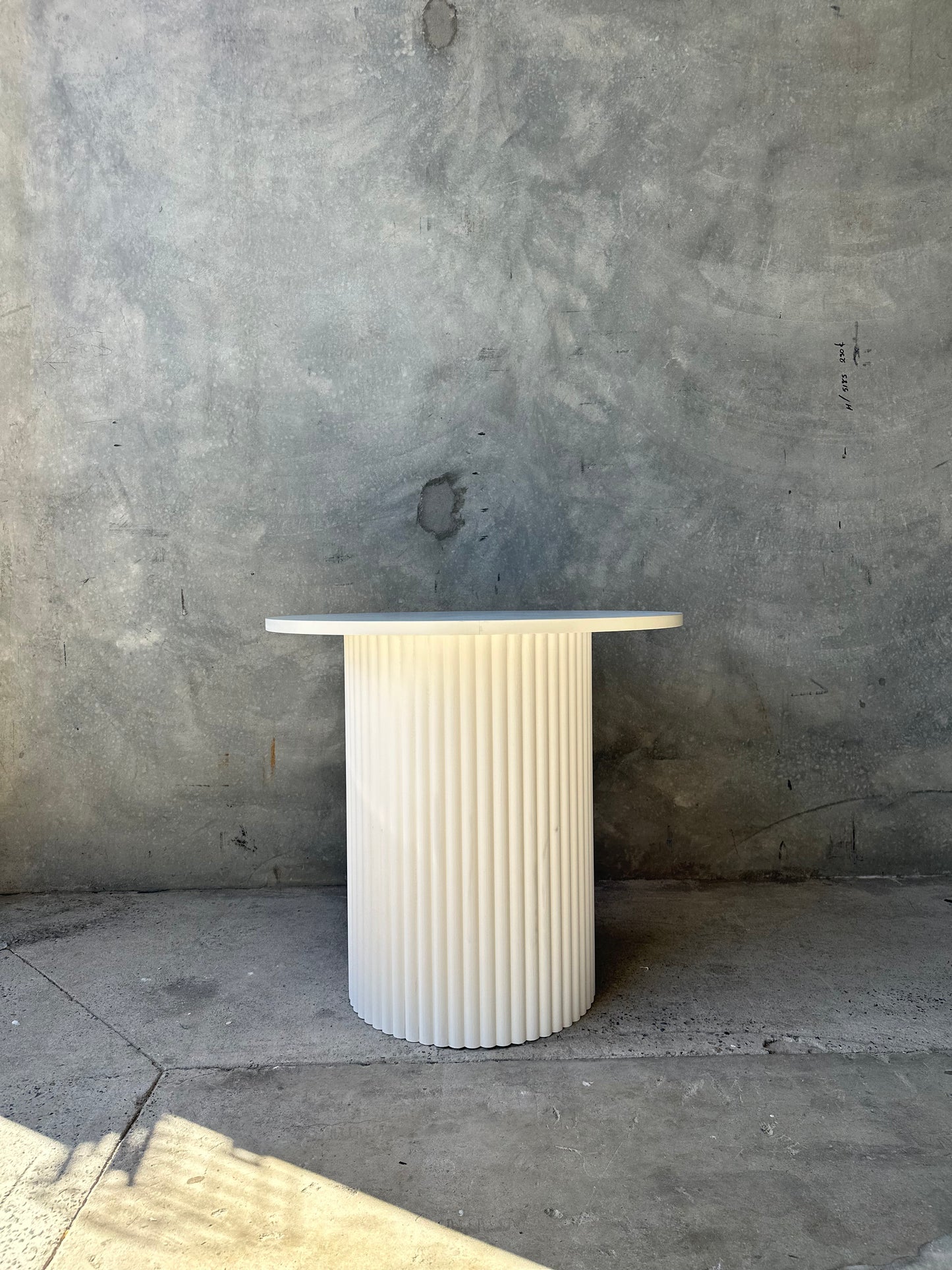 WHITE RIPPLED CAKE TABLE