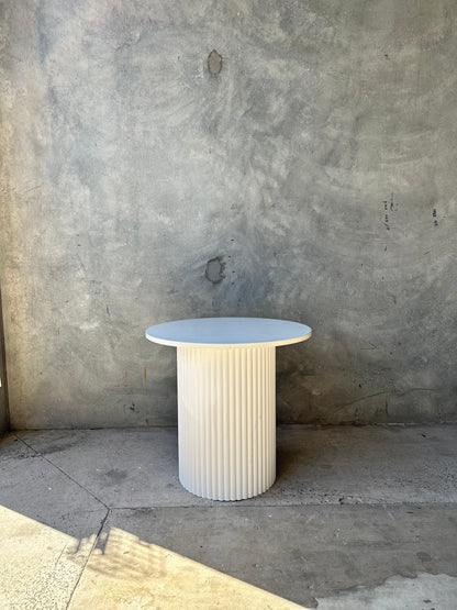 WHITE RIPPLED CAKE TABLE